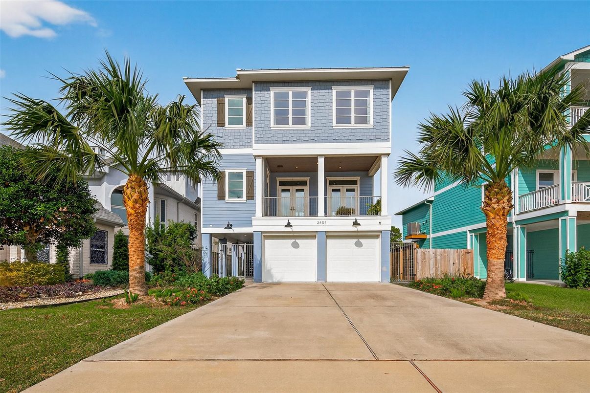 Attached, Exterior, Facade, American Foursquare
