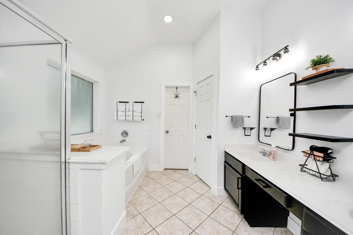 Bathroom, Dual Sink Vanities, Interior, Recessed Lighting