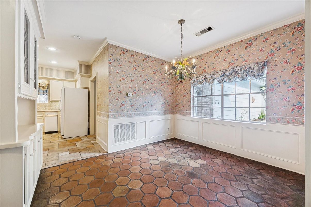 Chandelier, Empty room, Interior, Recessed Lighting