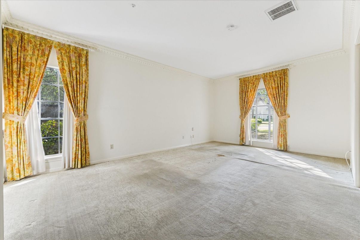 Empty room, Interior