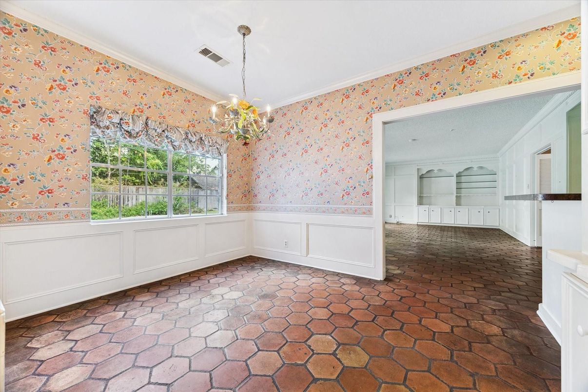 Chandelier, Empty room, Interior, Pendant Lights