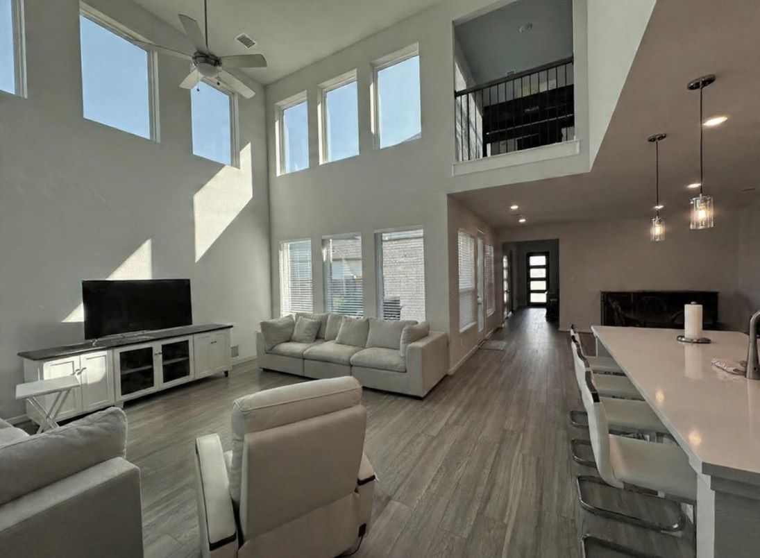 Interior, Living room, Pendant Lights, Recessed Lighting, Wood Texture Flooring