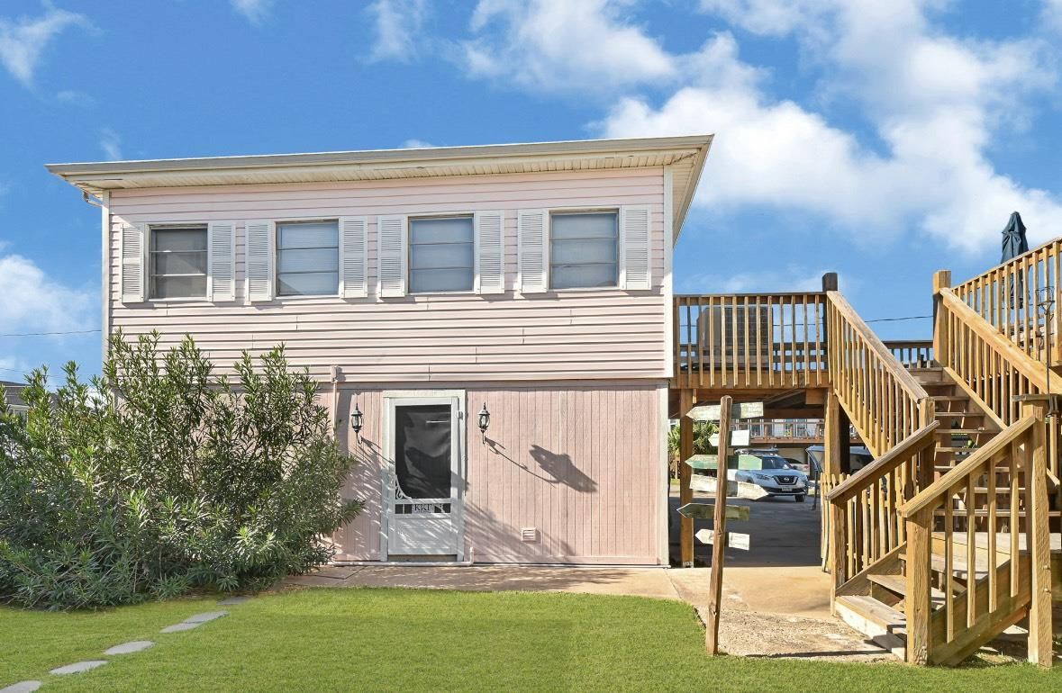 Exterior, Facade, Raised Ranch