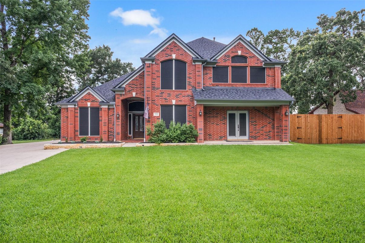 Backyard, Exterior, Facade, Brick Facade, Brick Traditional