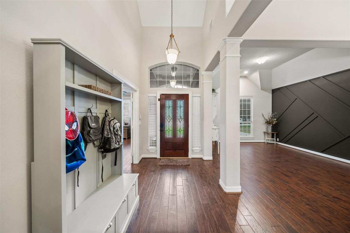 Interior, Pendant Lights, Wood Texture Flooring