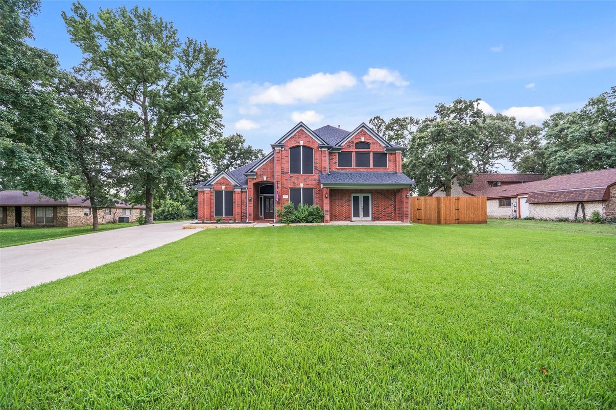 Attached, Backyard, Exterior, Facade, Brick Facade, Log Home