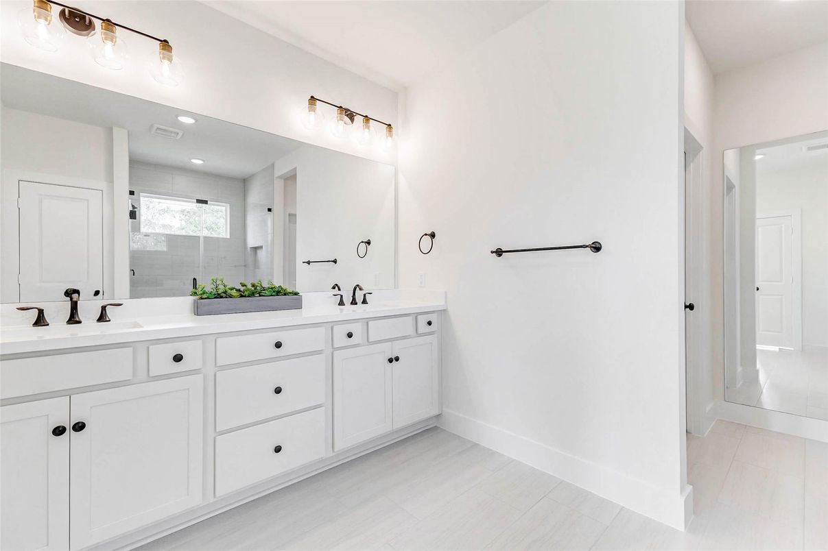 Bathroom, Dual Sink Vanities, Interior, Recessed Lighting