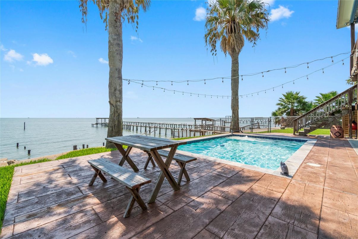 Exterior, Pool, Water