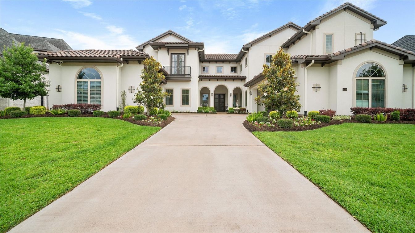 Exterior, Facade, Mediterranean