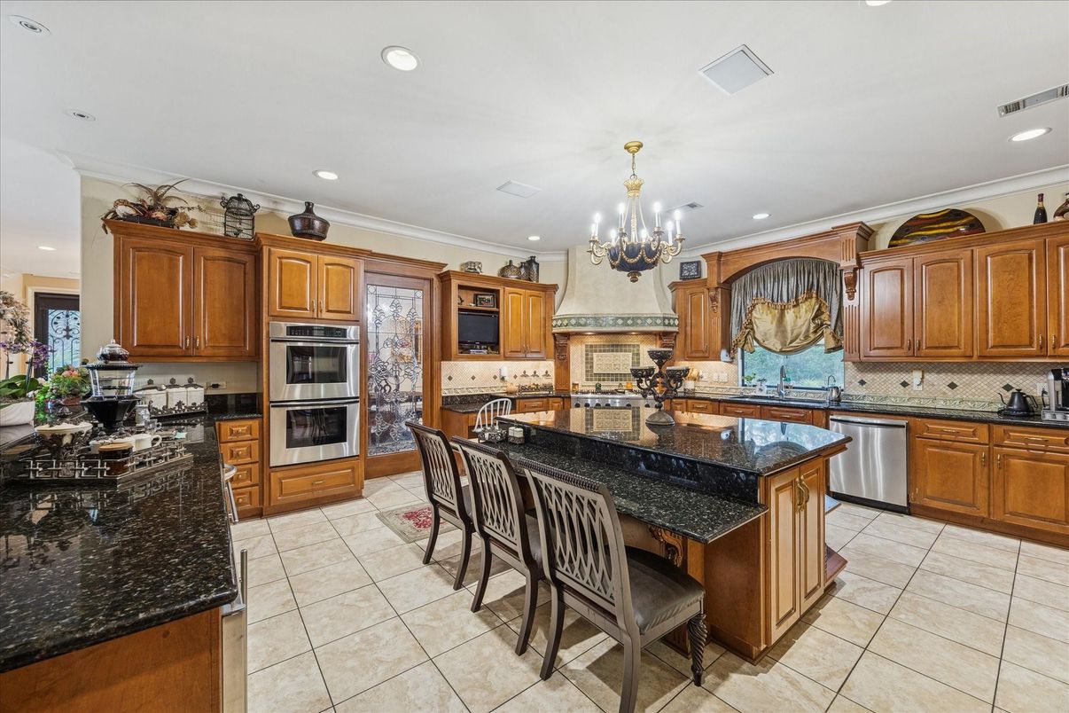 Chandelier, Dining room, Interior, Kitchen, Recessed Lighting, Stainless Steel Appliances