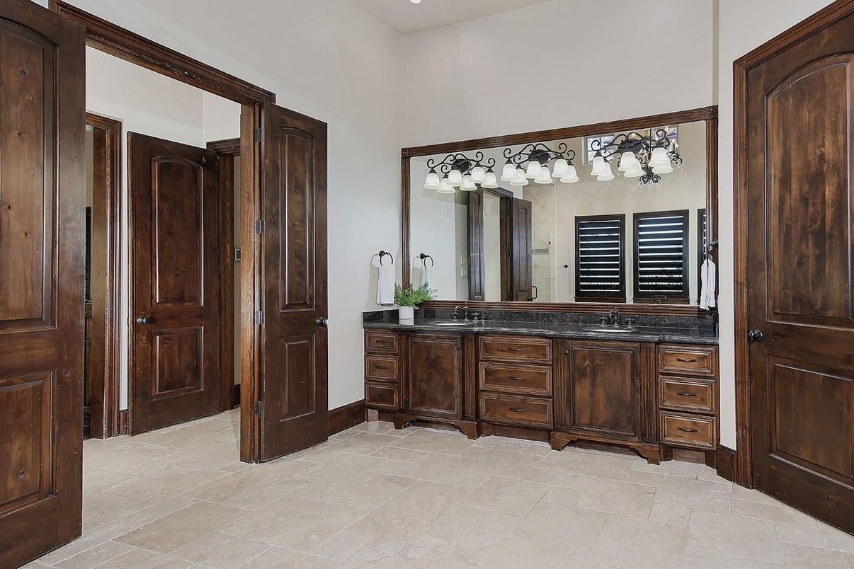 Bathroom, Dual Sink Vanities, Interior, Recessed Lighting