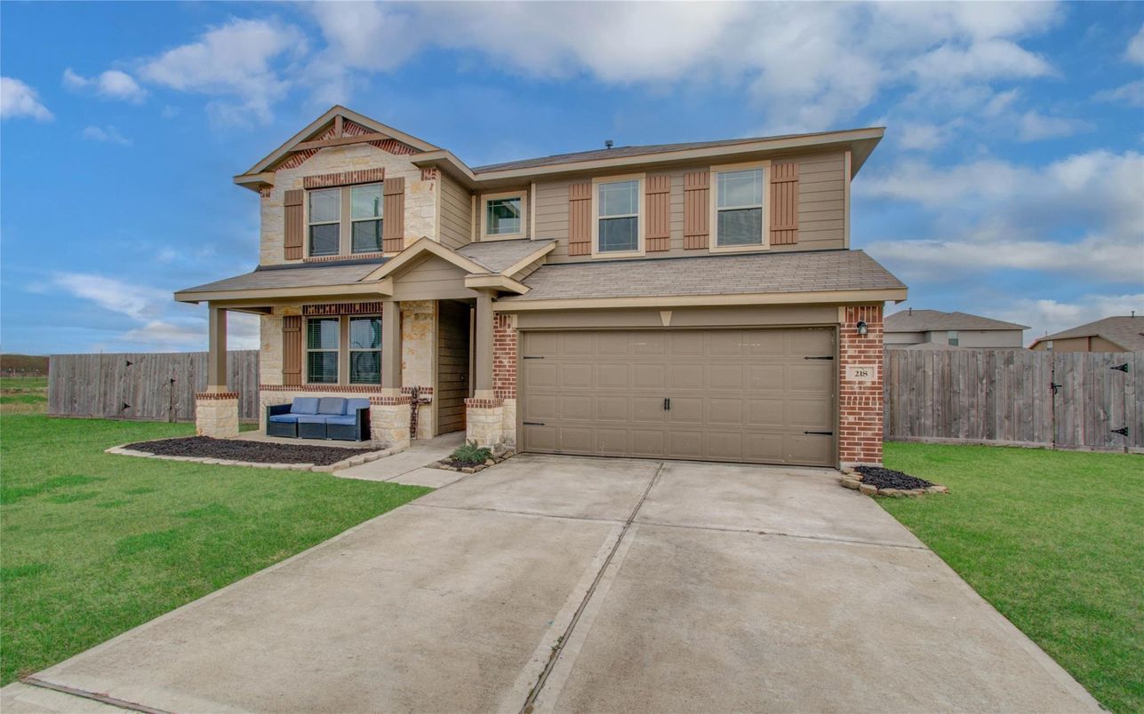 Attached, Exterior, Facade, American Craftsman