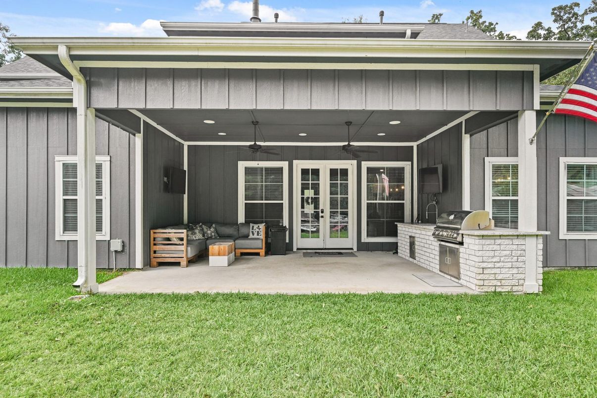 Backyard, Exterior, Outdoor Kitchen