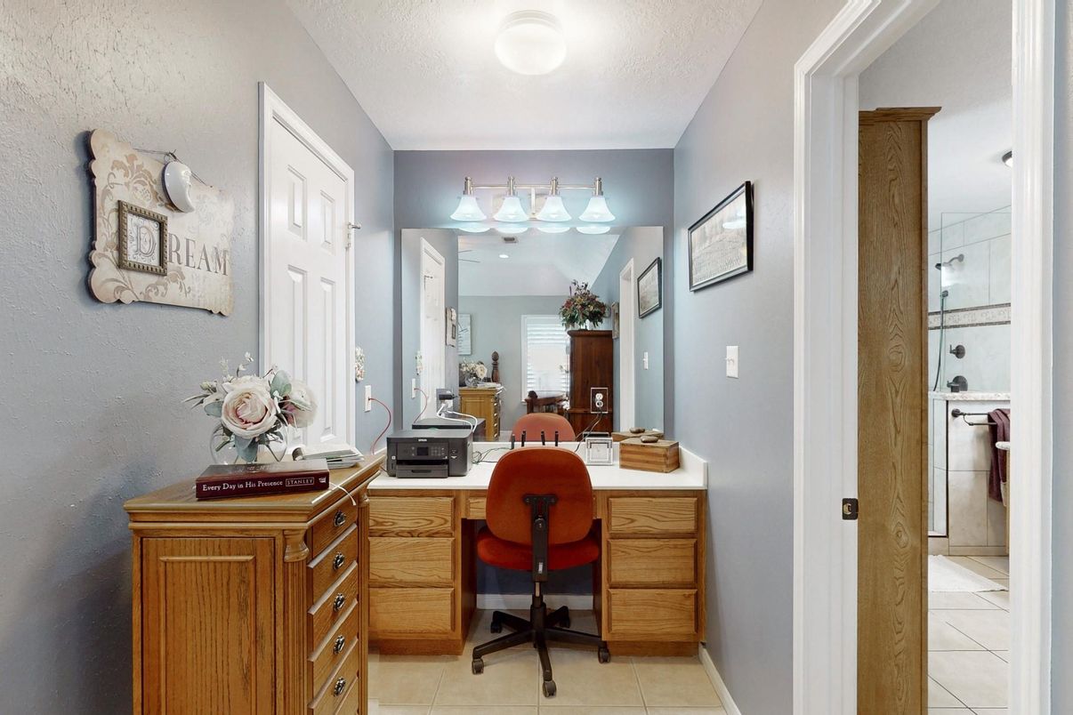 Home Office, Interior