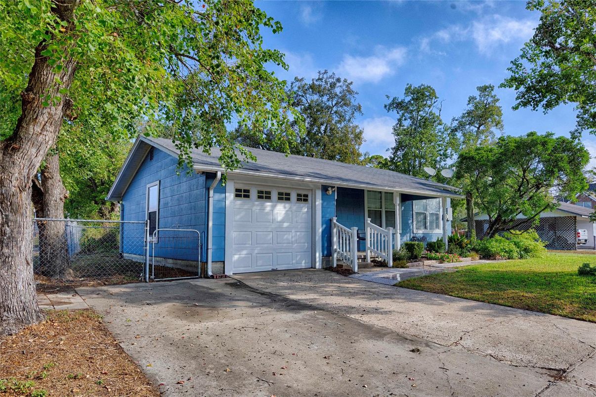 Attached, Exterior, Facade, Ranch