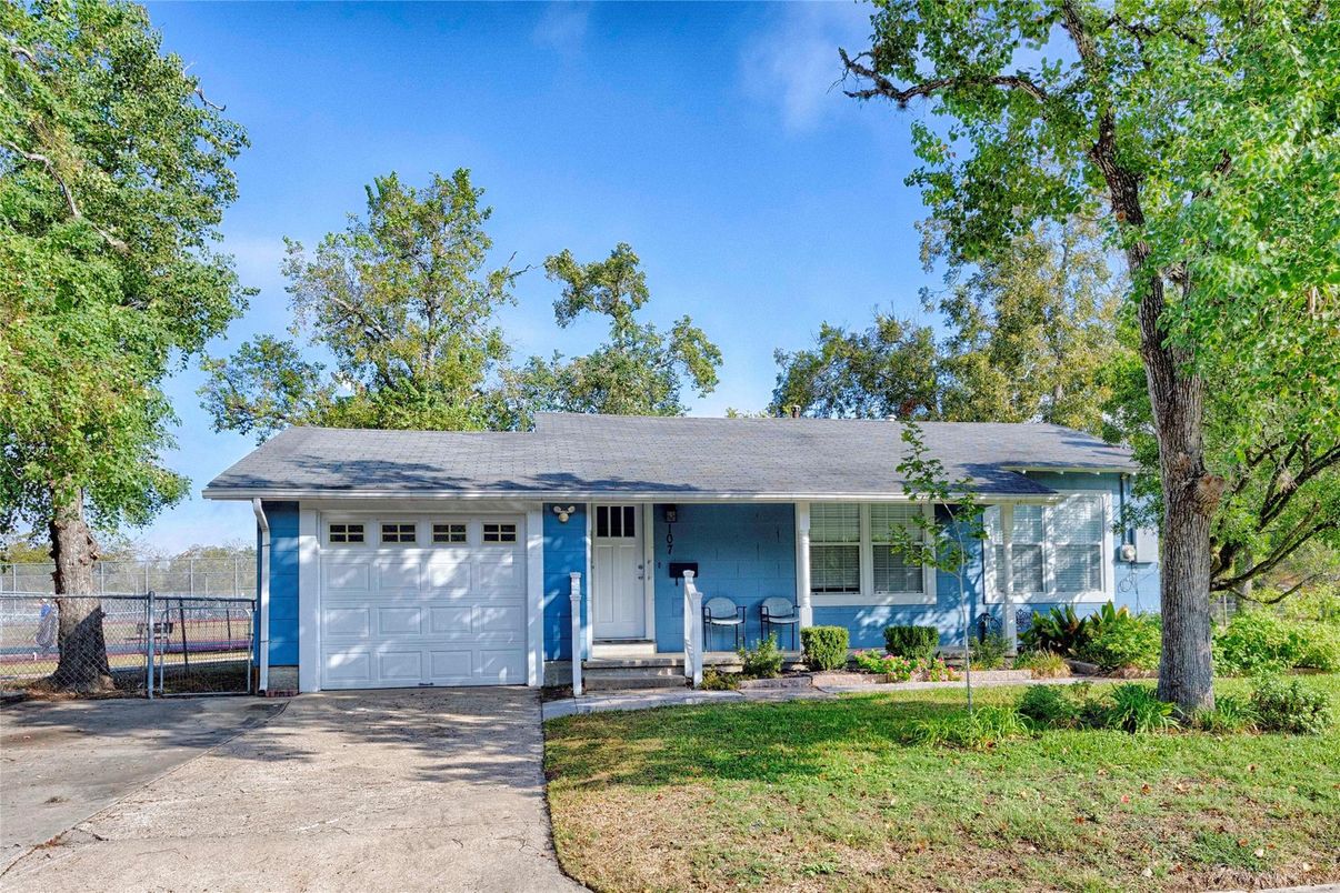 Attached, Exterior, Facade, Ranch