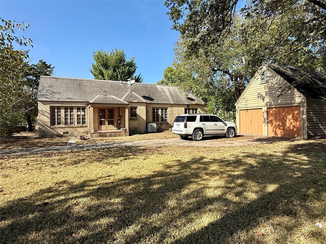 Attached, Backyard, Exterior, Facade, Brick Facade, Cape Cod