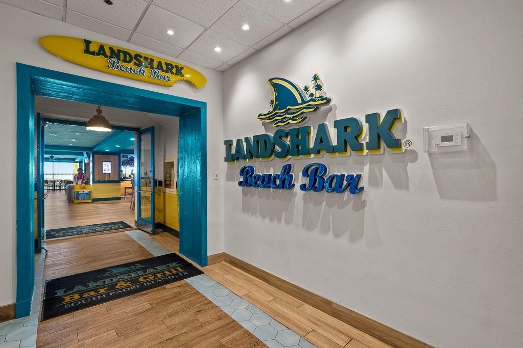 Interior, Pendant Lights, Recessed Lighting, Wood Texture Flooring