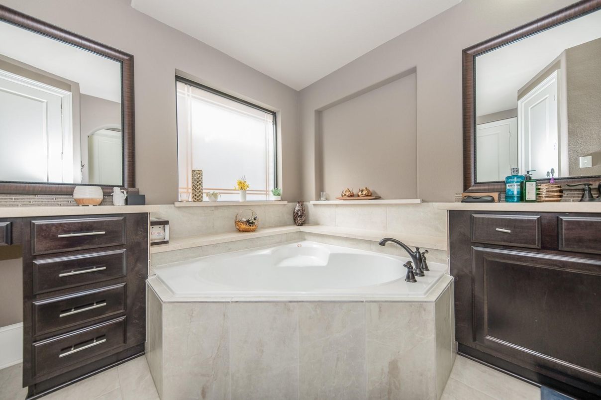 Bathroom, Dual Sink Vanities, Interior