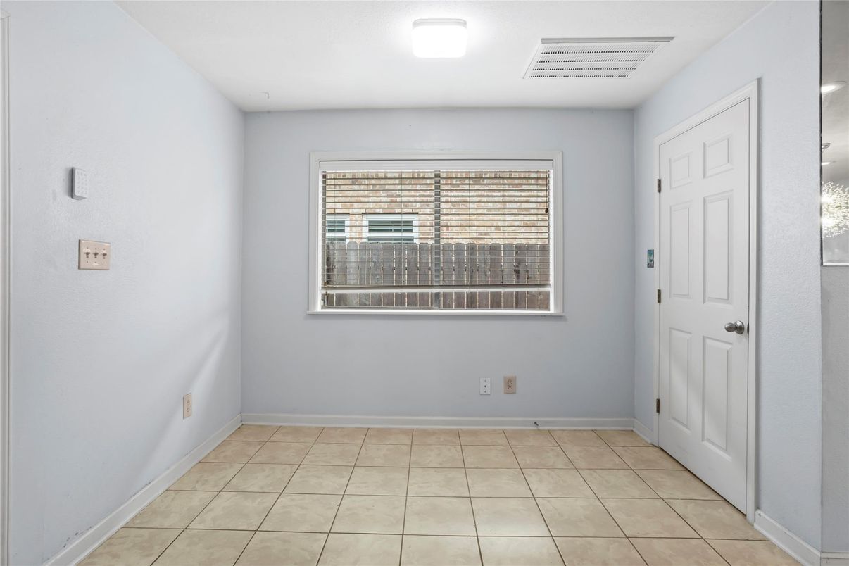 Empty room, Interior