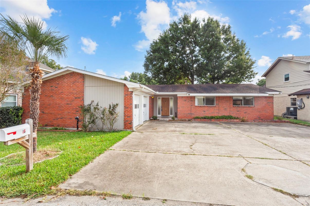 Exterior, Facade, Brick Facade, Ranch