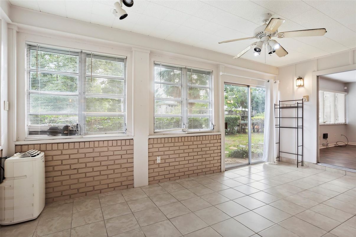 Empty room, Interior