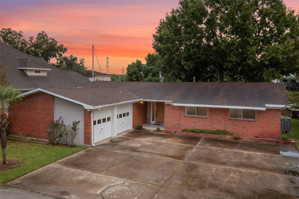 Attached, Exterior, Facade, Brick Facade, Ranch