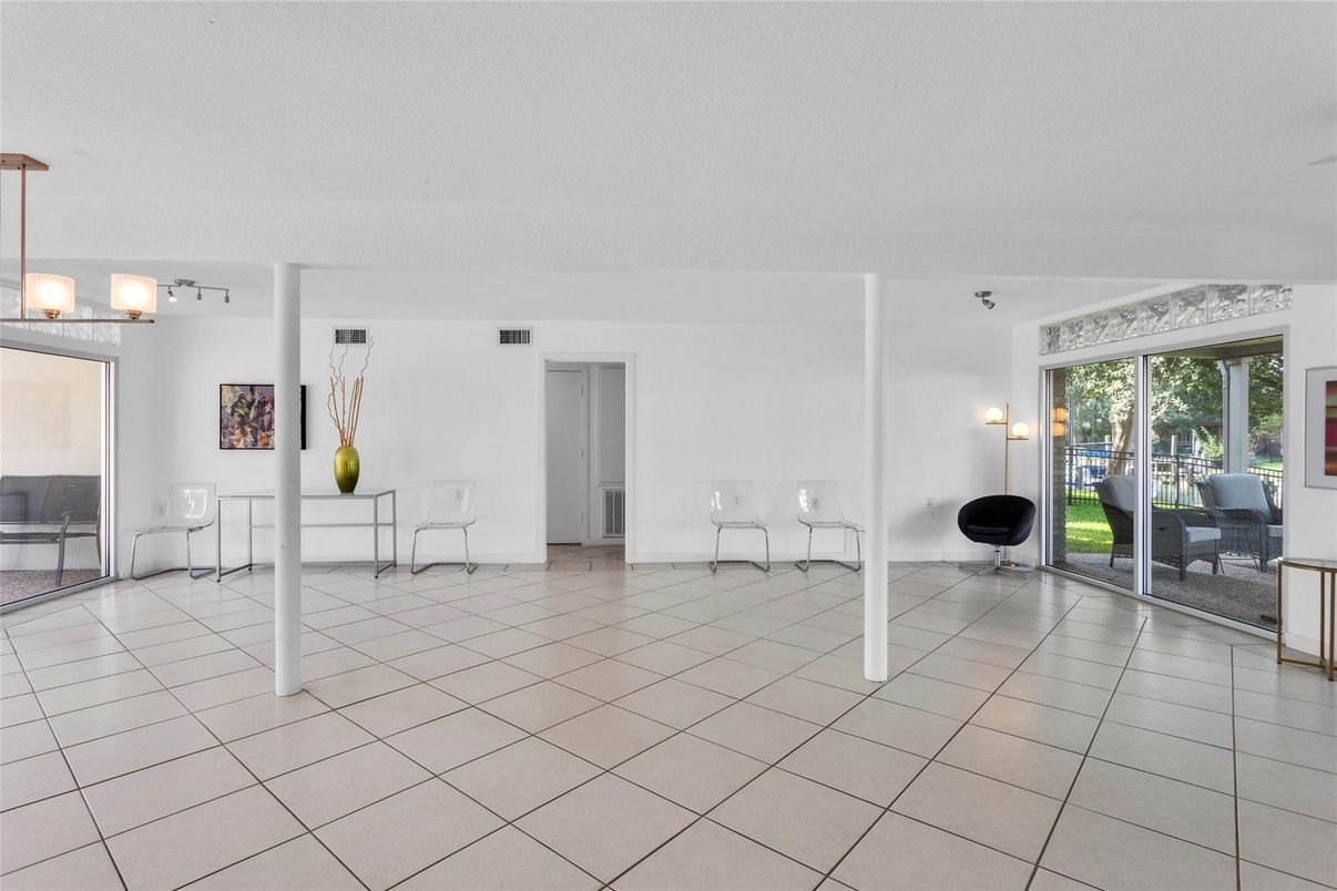 Empty room, Interior