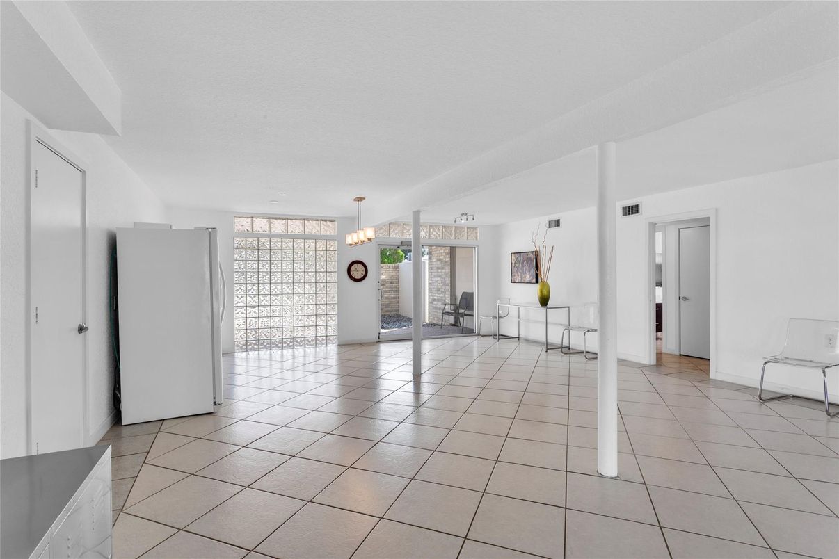 Empty room, Interior, Pendant Lights