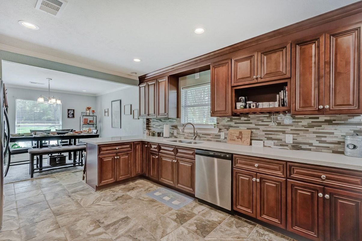 Dining room, Interior, Kitchen, Pendant Lights, Recessed Lighting, Stainless Steel Appliances