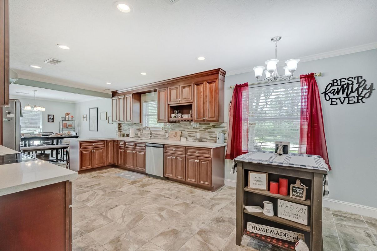 Chandelier, Dining room, Interior, Kitchen, Pendant Lights, Recessed Lighting, Stainless Steel Appliances