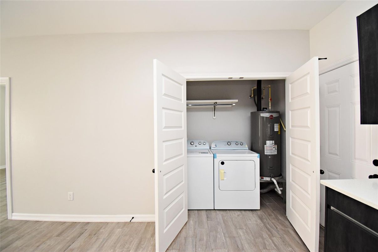 Interior, Utility Closets, Washer, Wood Texture Flooring