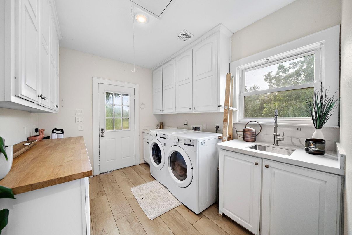 Interior, Recessed Lighting, Washer, Wood Texture Flooring