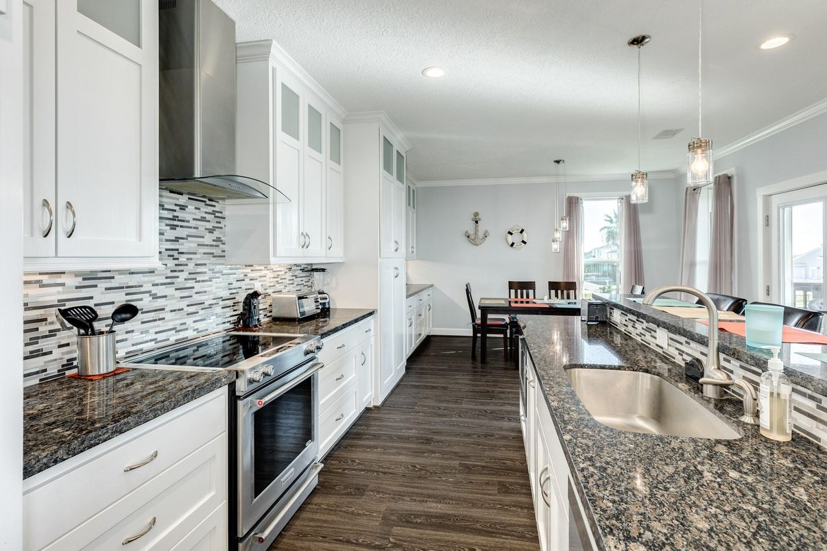 Dining room, Interior, Kitchen, Pendant Lights, Recessed Lighting, Wood Texture Flooring