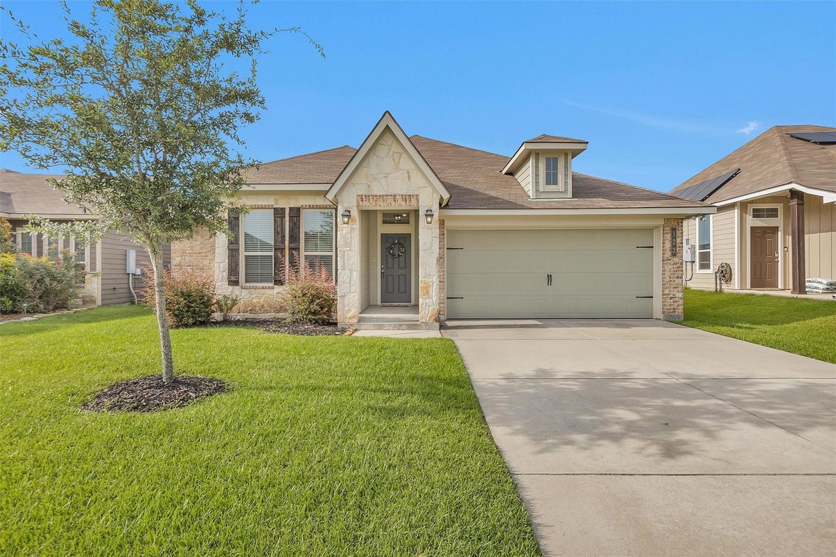 Attached, Exterior, Facade, Ranch