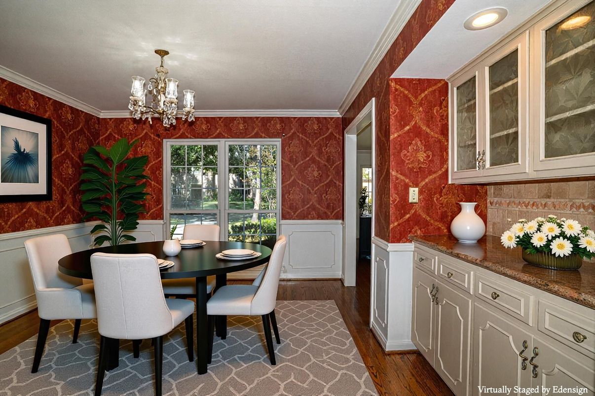 Chandelier, Dining room, Interior, Recessed Lighting, Wood Texture Flooring