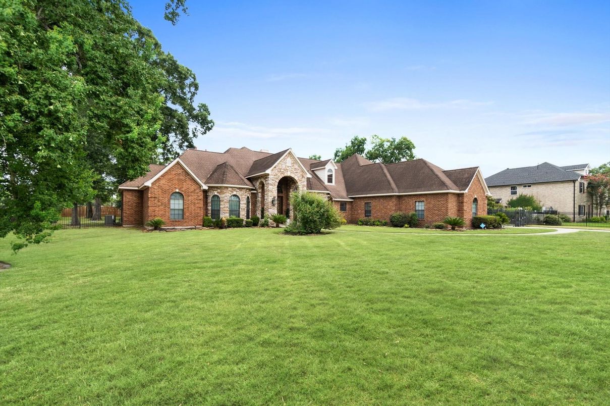 Backyard, Exterior, Facade, Brick Facade, French Provincial