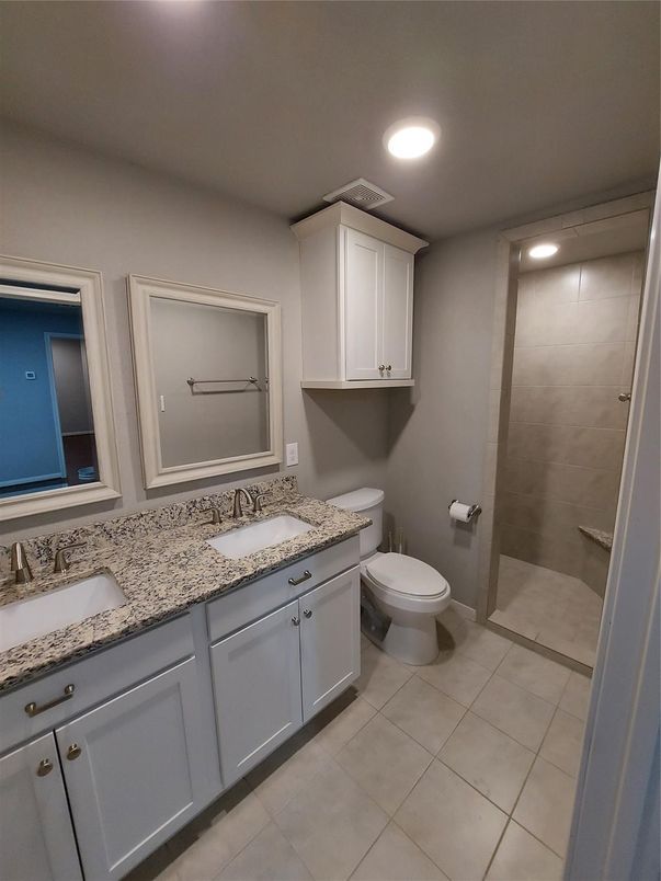 Bathroom, Dual Sink Vanities, Interior, Recessed Lighting