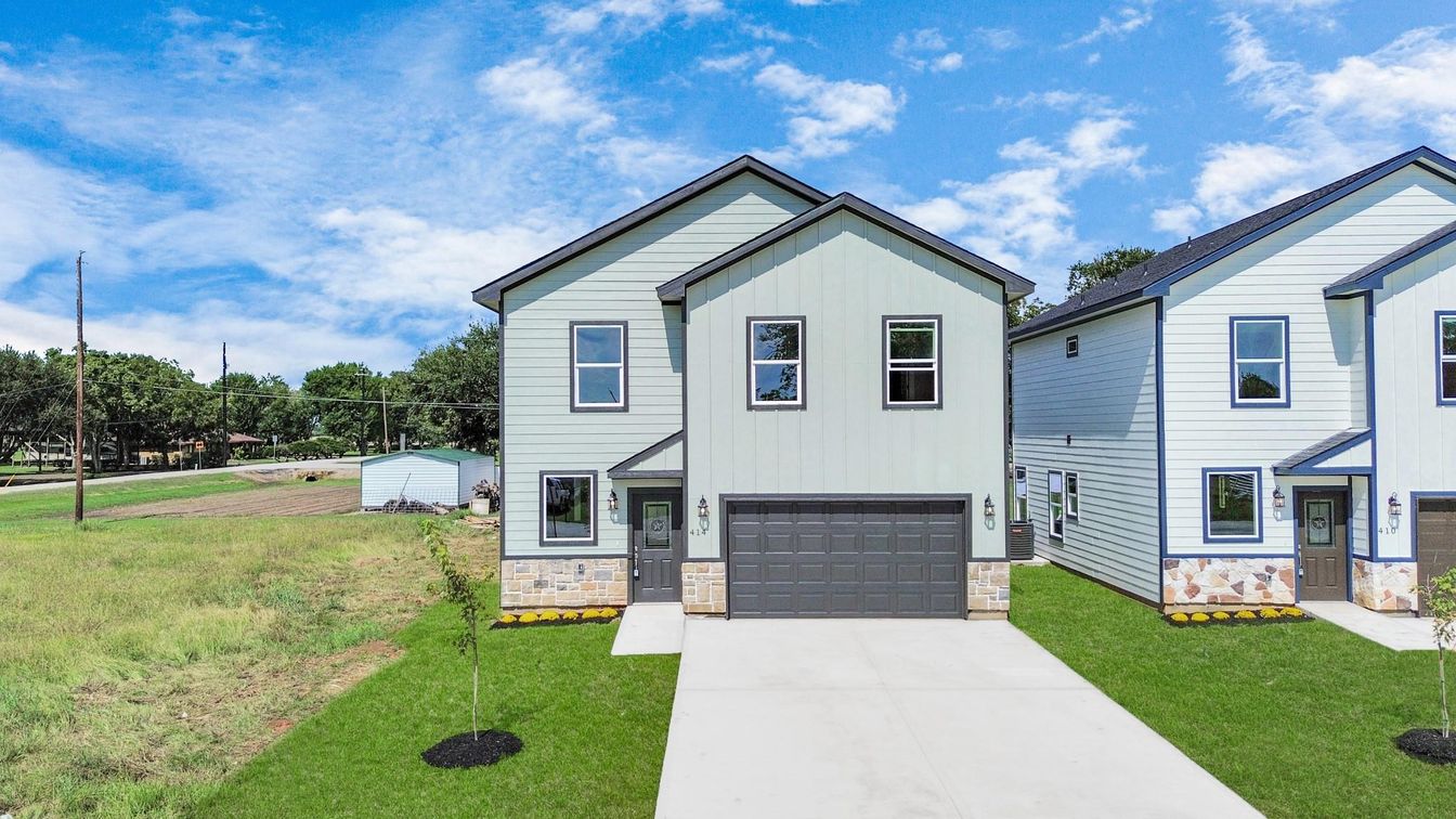 Attached, Exterior, Facade, Farmhouse