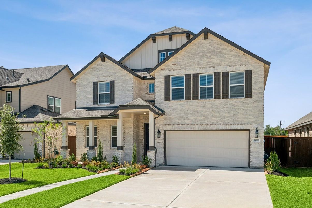 Attached, Exterior, Facade, Brick Traditional