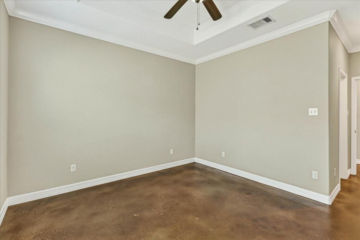 Empty room, Interior