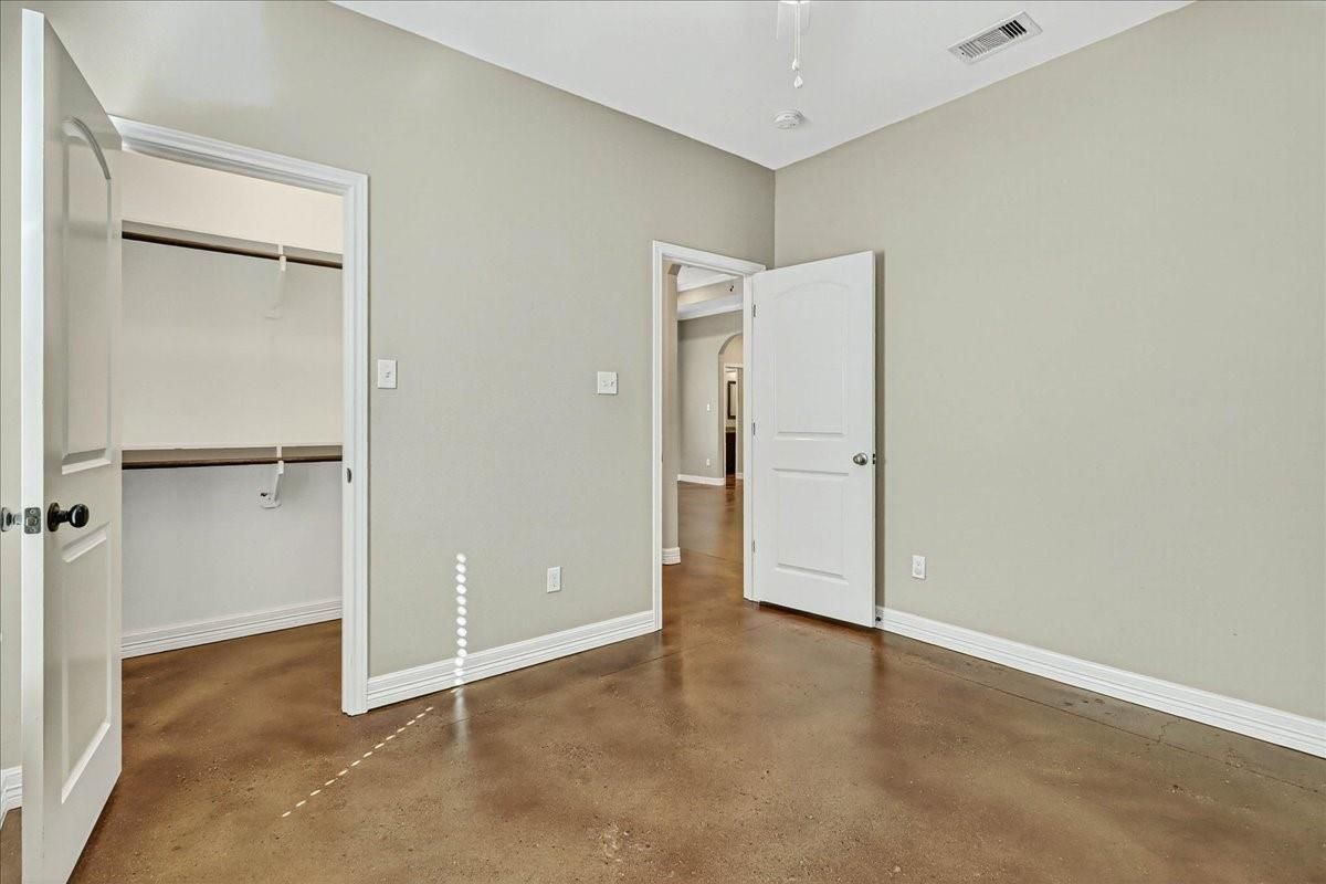 Empty room, Interior