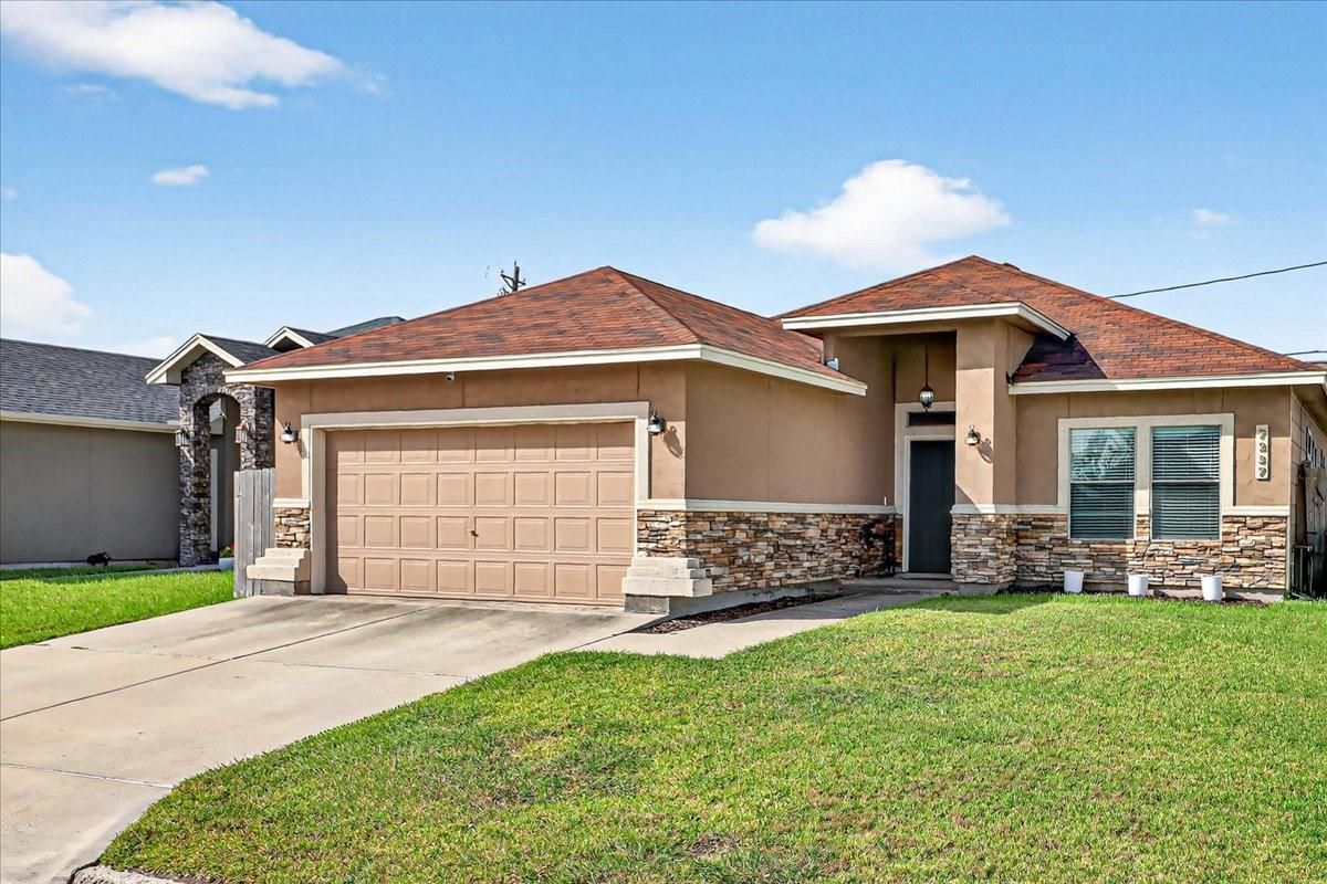 Attached, Exterior, Facade, Ranch