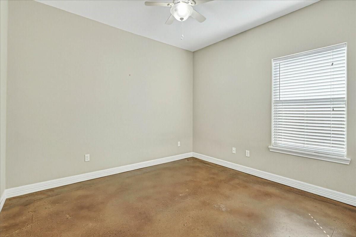 Empty room, Interior