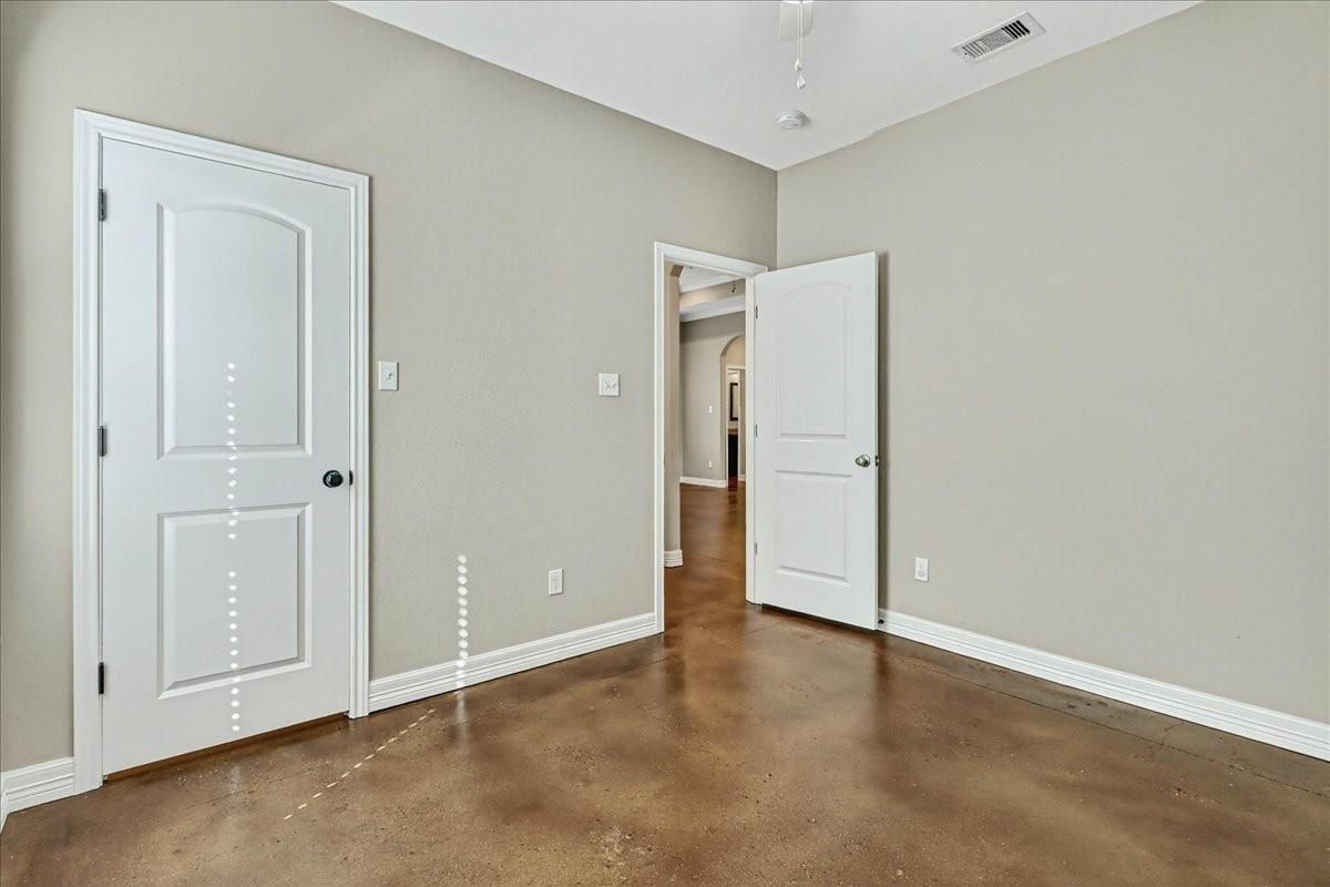 Empty room, Interior