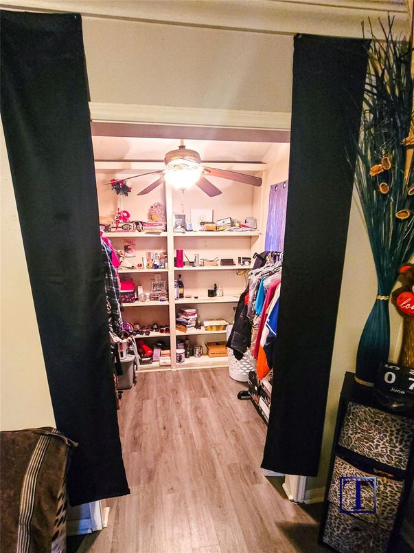 Interior, Walk-in Closets, Wood Texture Flooring