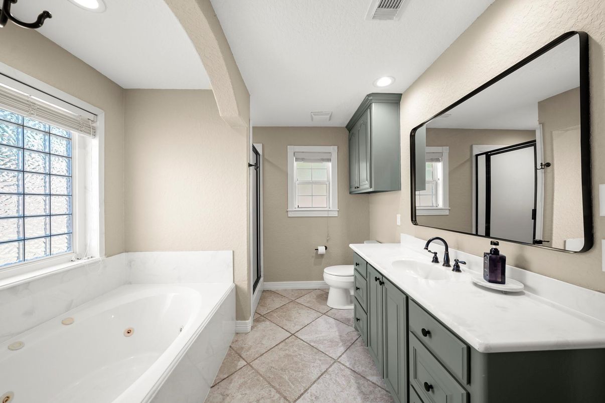 Bathroom, Dual Sink Vanities, Interior, Recessed Lighting