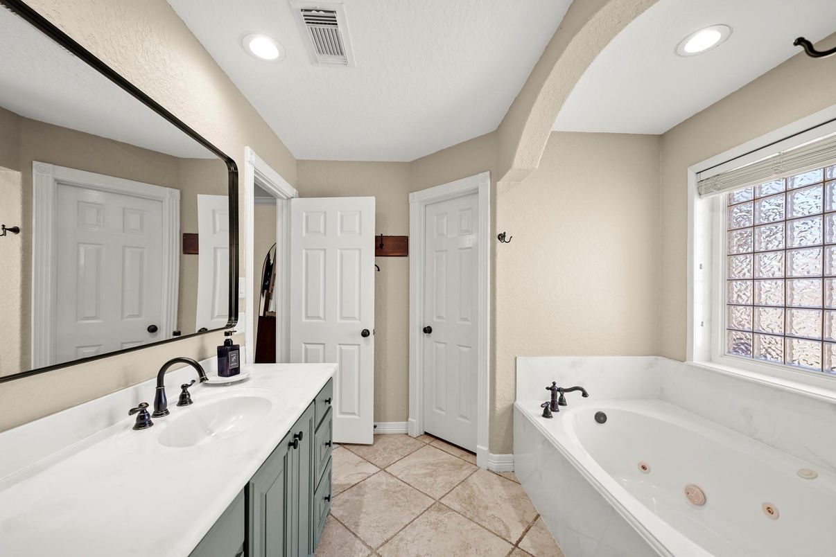 Bathroom, Interior, Recessed Lighting