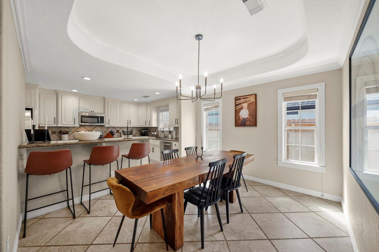 Chandelier, Dining room, Interior, Kitchen, Pendant Lights, Recessed Lighting, Stainless Steel Appliances