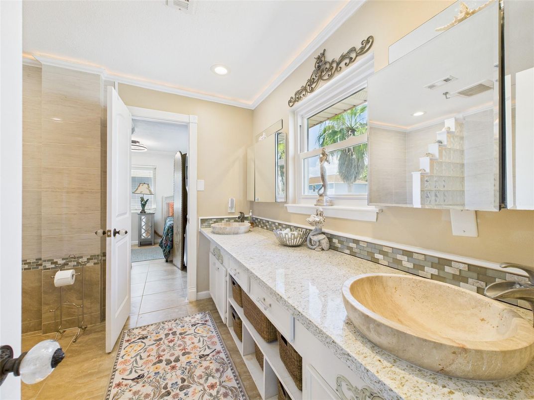 Bathroom, Dual Sink Vanities, Interior, Recessed Lighting